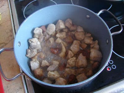 Обжариваем мясо для плова