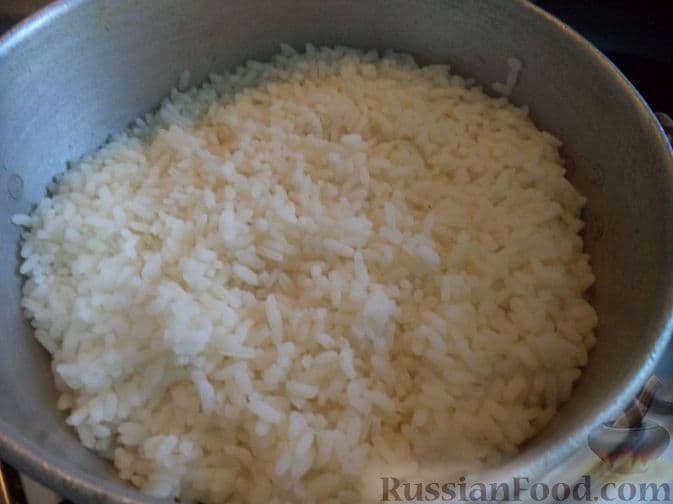 Готовый рис откинуть на дуршлаг и ополоснуть