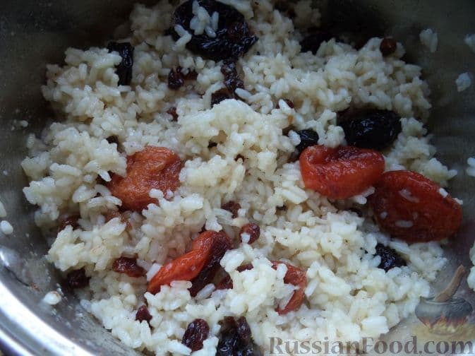 Плов с курагой, изюмом и черносливом готов